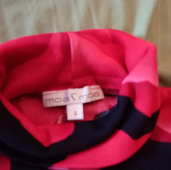 Moa Moa dress, size S. Red roses on black background. - Picture 4 of 4